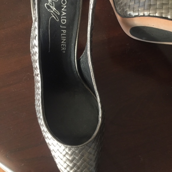Donald J Pliner metallic sling backs Size6.5 - Picture 3 of 5